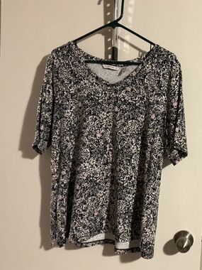 Isaac Mizrahi v-neck pullover top, size large, color black ,white floral